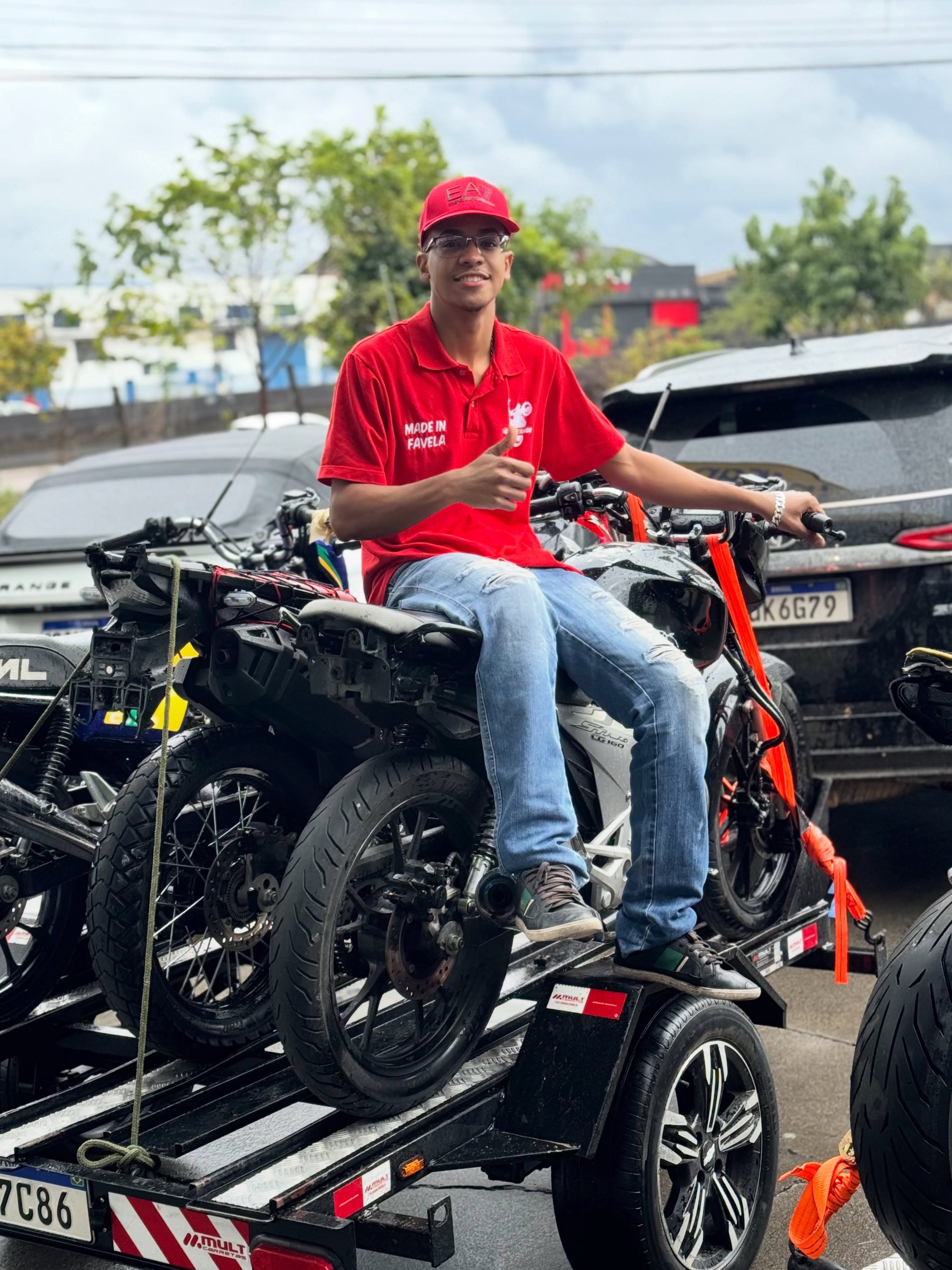 Vitinho sobre uma moto